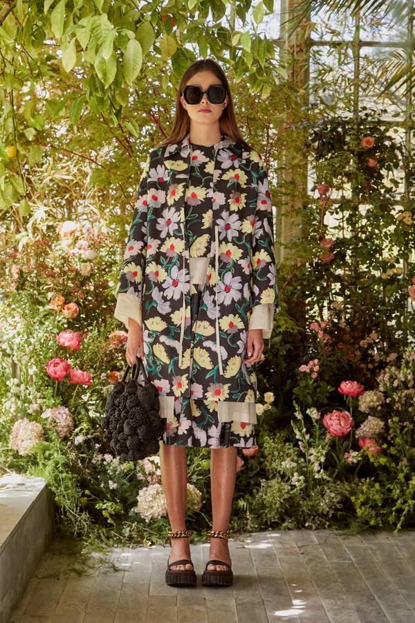 Abrigo y vestido, de Marni; sandalias de Stella McCartney, gafas de Gucci y bolso de Jamin Puech.