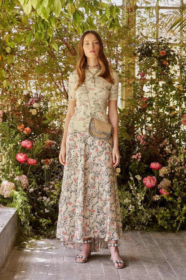 Vestido, bolso y joyas de Paco Rabanne, zapatos de Alaïa.