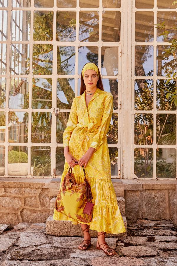 Camisa, falda, bolso, sandalias, turbante y joyas, todo de Etro.
