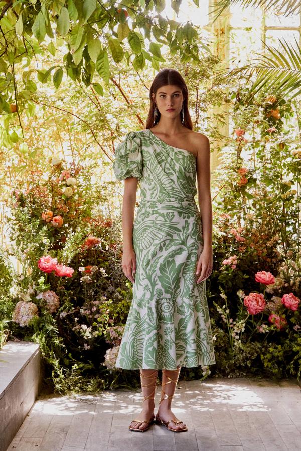 Top y falda de Johanna Ortiz, sandalias de Gianvito Rossi y accesorios de Etro.