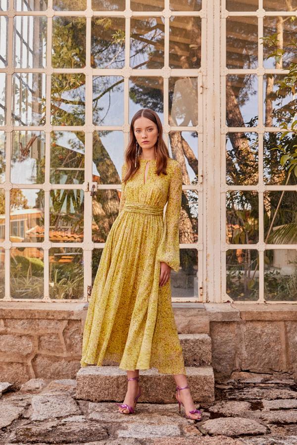 Vestido de Giambattista Valli, zapatos de Isabel Marant, y bisutería de Suma Cruz.