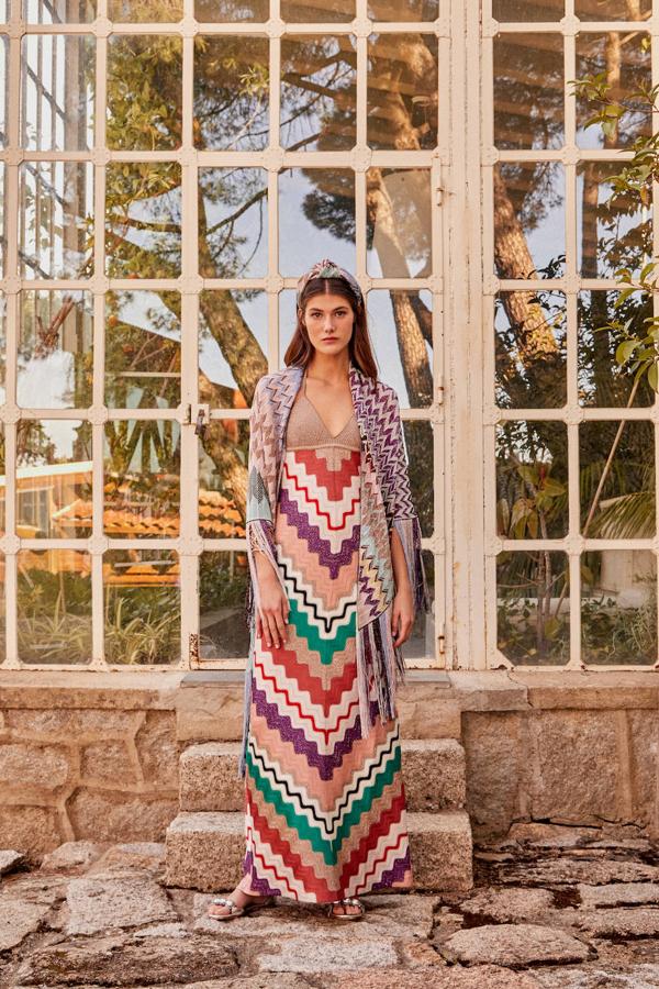 Vestido, turbante y chal, de Missoni, joyas de Shaun Leane y zpatos de Alaïa.