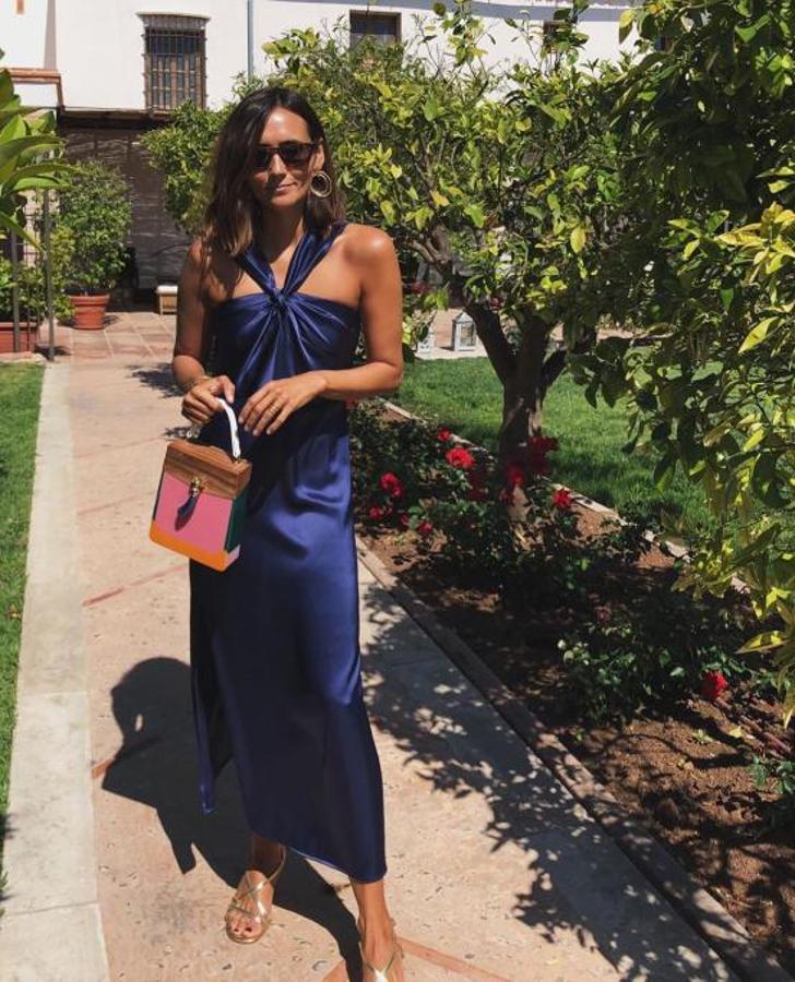 Vestido satinado en azul marino + sandalias metalizadas