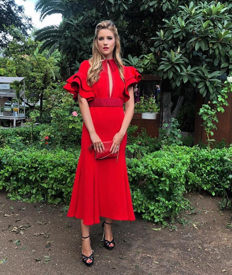 Vestido rojo con volantes + sandalias negras con pulsera