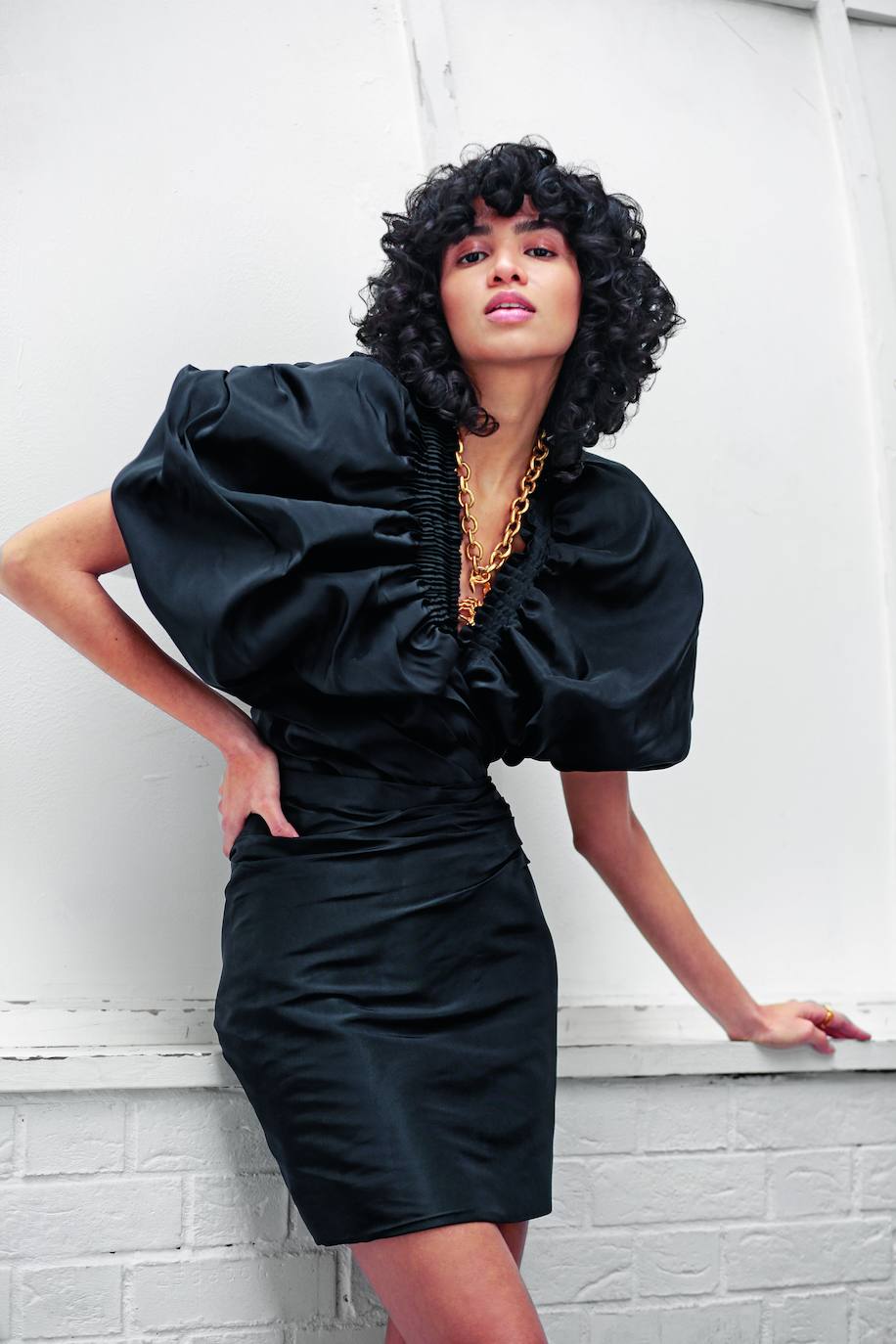 Minivestido y collar, ambos de Schiaparelli.