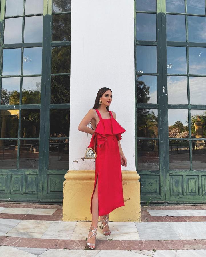 vestidode corte midi en color rojo con volantes + sandalias metalizadas