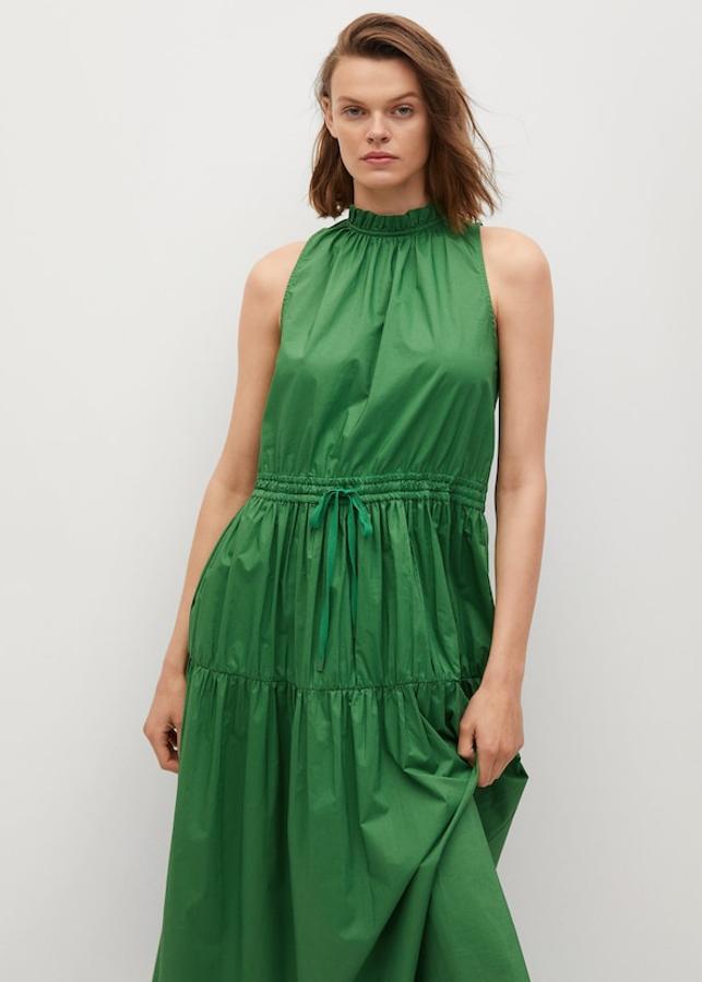 Probablemente, nuestro color número uno cuando se trata de conseguir un look más joven, fresco y atrevido. Este vestido tiene un patrón totalmente clásico con los conocidos paneles, pero el verde intenso del tejido rompe lo previsible. Además, el detalle de los elásticos en cuello y cintura nos encantan (Mango, 39,99 euros).