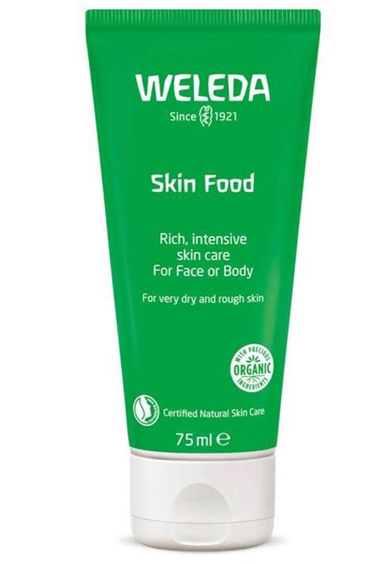 Skin Food de Weleda se puede utilizar prácticamente para todo. Para reparar las pieles más secas y dañadas, como prebase, para iluminar, para retocar un maquillaje apagado, para pieles atópicas, para calmar quemaduras, para hidratar las cutículas y las uñas, para acabar con las durezas de los pies... (15 euros).