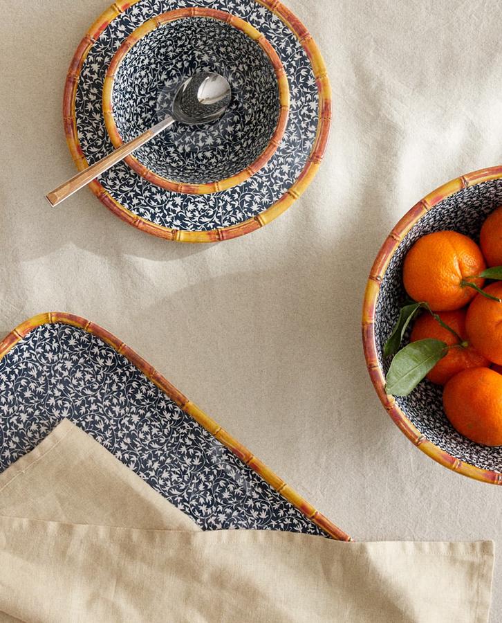 En melamina y estampado floral, esta vajilla alegrará cualquier mesa de verano. Se puede conseguir en Zara Home de 5,99 a 19,99 euros.