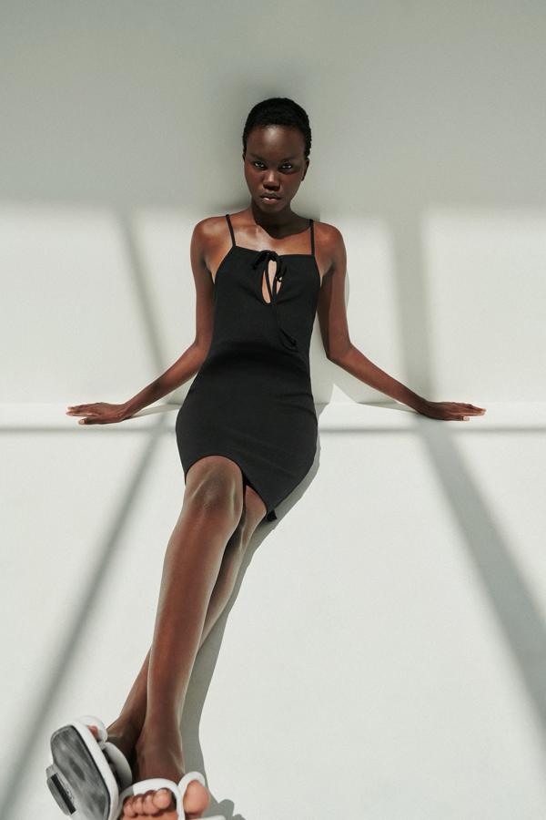 Vestido recto de corte entallado con abertura en el escote y detalle de lazo, de Zara (12,95 €).