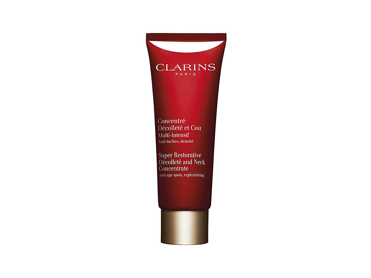 El tratamiento que devuelve al cuello y el escote toda su feminidad y elegancia incluso después de los 50. Del mentón hasta donde comienza el busto, este concentrado de activos, agradable y no graso, realza la textura y la calidad de la piel gracias a las propiedades redensificantes, unificantes y embellecedoras de sus extractos vegetales.  Encuéntralo en Douglas por 52,95 euros .