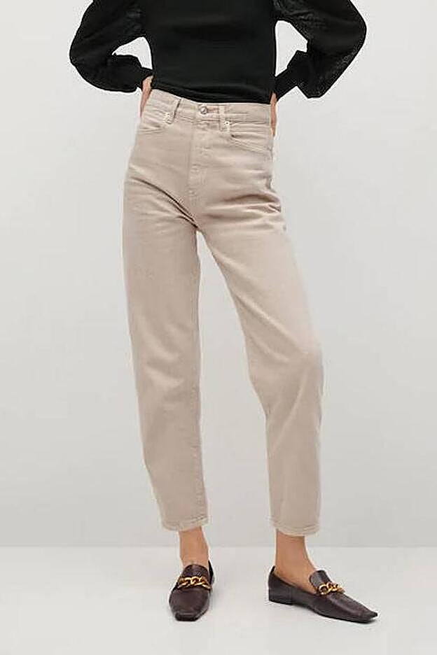 Los pantalones crean una silueta curvilínea muy seductora