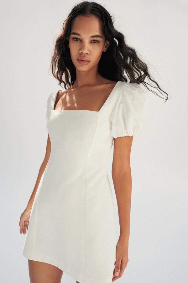 Mini vestido blanco con manga abullonada de Zara (25,99 euros)