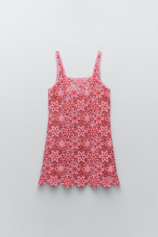 Mini vestido de flores de crochet en tonos rosas de Zara (39,99 euros)