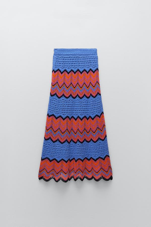 Falda de punto con estampado en zig zag de Zara (25,99 euros)