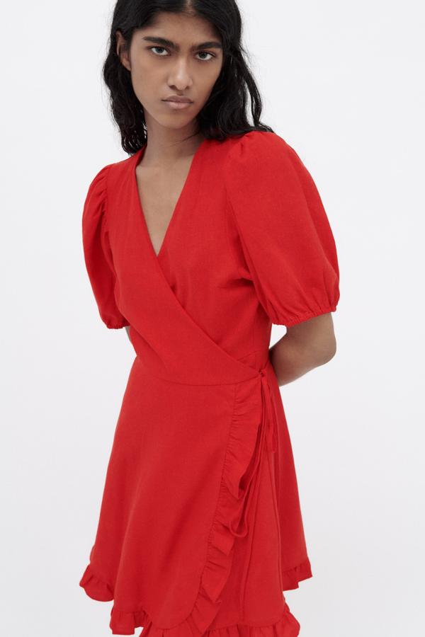 Mini vestido cruzado con volante de color rojo de Zara (29,99 euros)