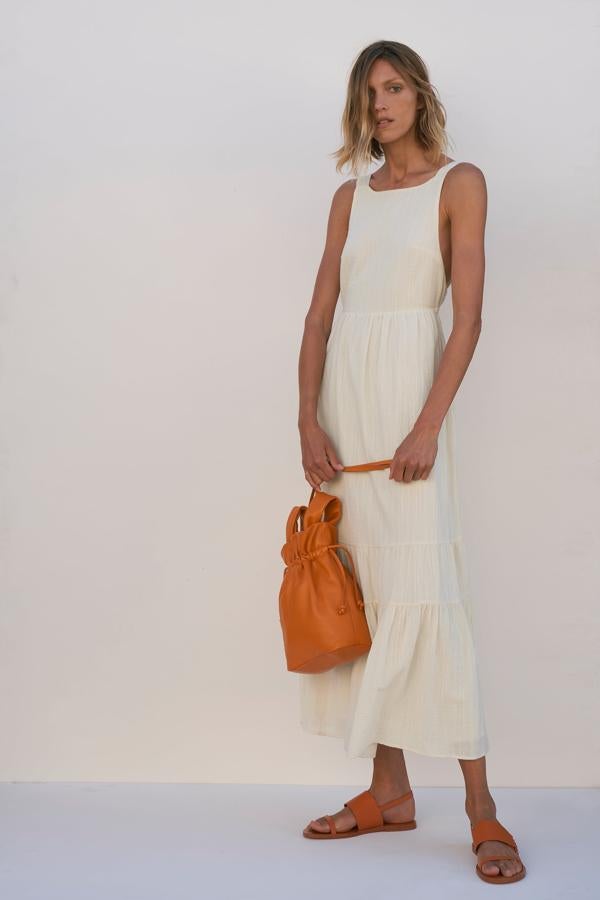 Vestido blanco de corte midi con espalda abierta de Zara (29,99 euros)