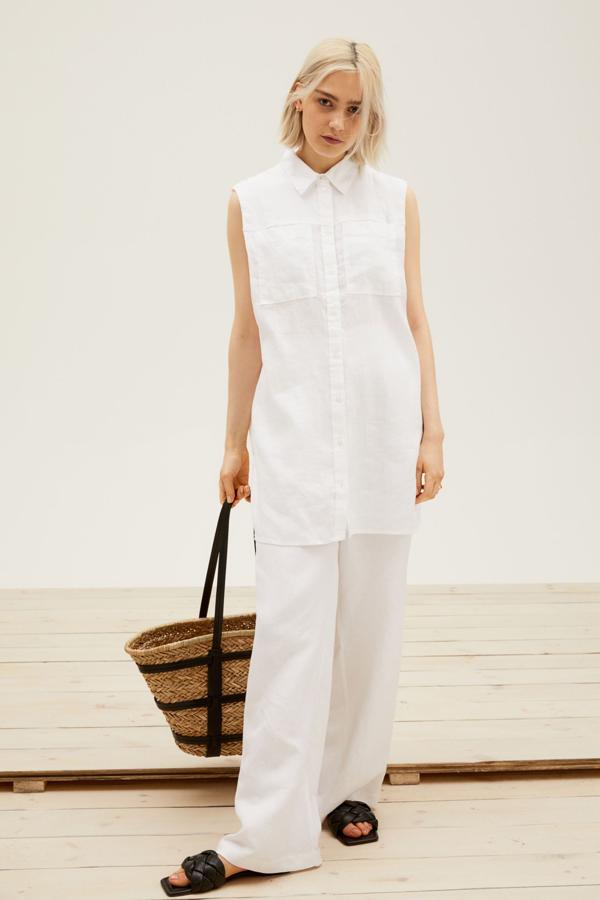 Disponible en blanco, gris o negro, esta blusa larga sin mangas confeccionada en lino cuenta con cuello y botones delanteros y tiene un precio de 19,99 euros.
