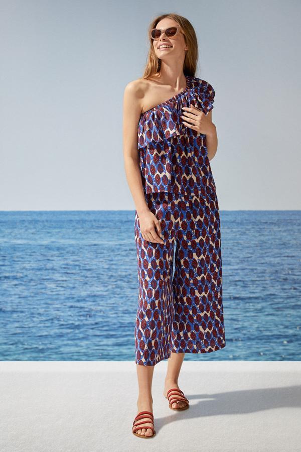 Este conjunto está formado por un top con tirante asimétrico, con un precio de 16,99 euros (antes 24,99 euros) y un pantalón palazzo a juego que cuesta 20,99 euros (antes 29,99 euros).