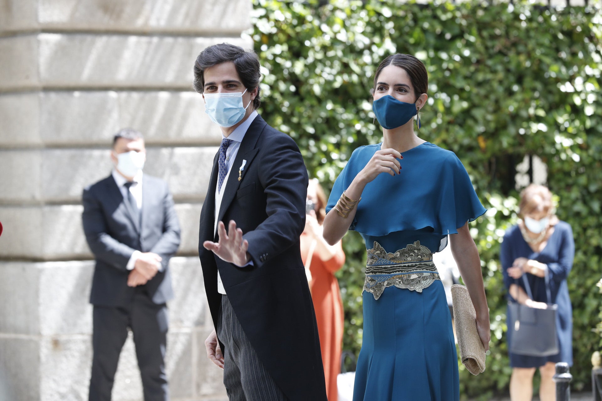 Fernando Fitz-James Stuart y Sofía Palazuelo llegan a la ceremonia. Su boda en 2018 fue la última que se celebró en el Palacio de Liria. Sofía, elegantísima, lleva vestido midi en azul profundo de Jan Taminiau. Ambos son padre de la pequeña Rosario nacida en septiembre de 2020 y que será bautizada el próximo sábado 29 en Sevilla.