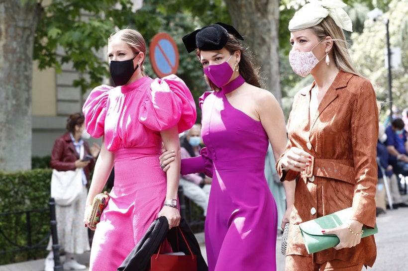 Las amigas de la novia han optado por poner la nota de color con tres looks de invitada ideales para la primavera.