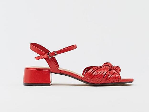 Hay unas sandalias rojas que nos han llamado la atención.