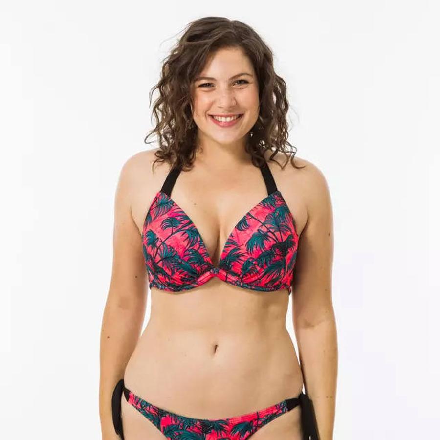 Nos encanta el contraste que crea el estampado de palmeras sobre el fondo rosa de este biquini. Además, el efecto push up realza el escote. Cuesta 18,99 €.