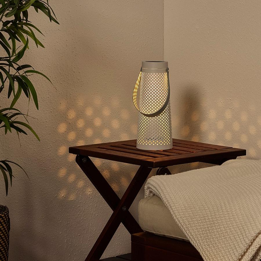 En color blanco y con forma cónica, esta lámpara de mesa solar tiene una altura de 27 centímetros y un precio de 15 euros.