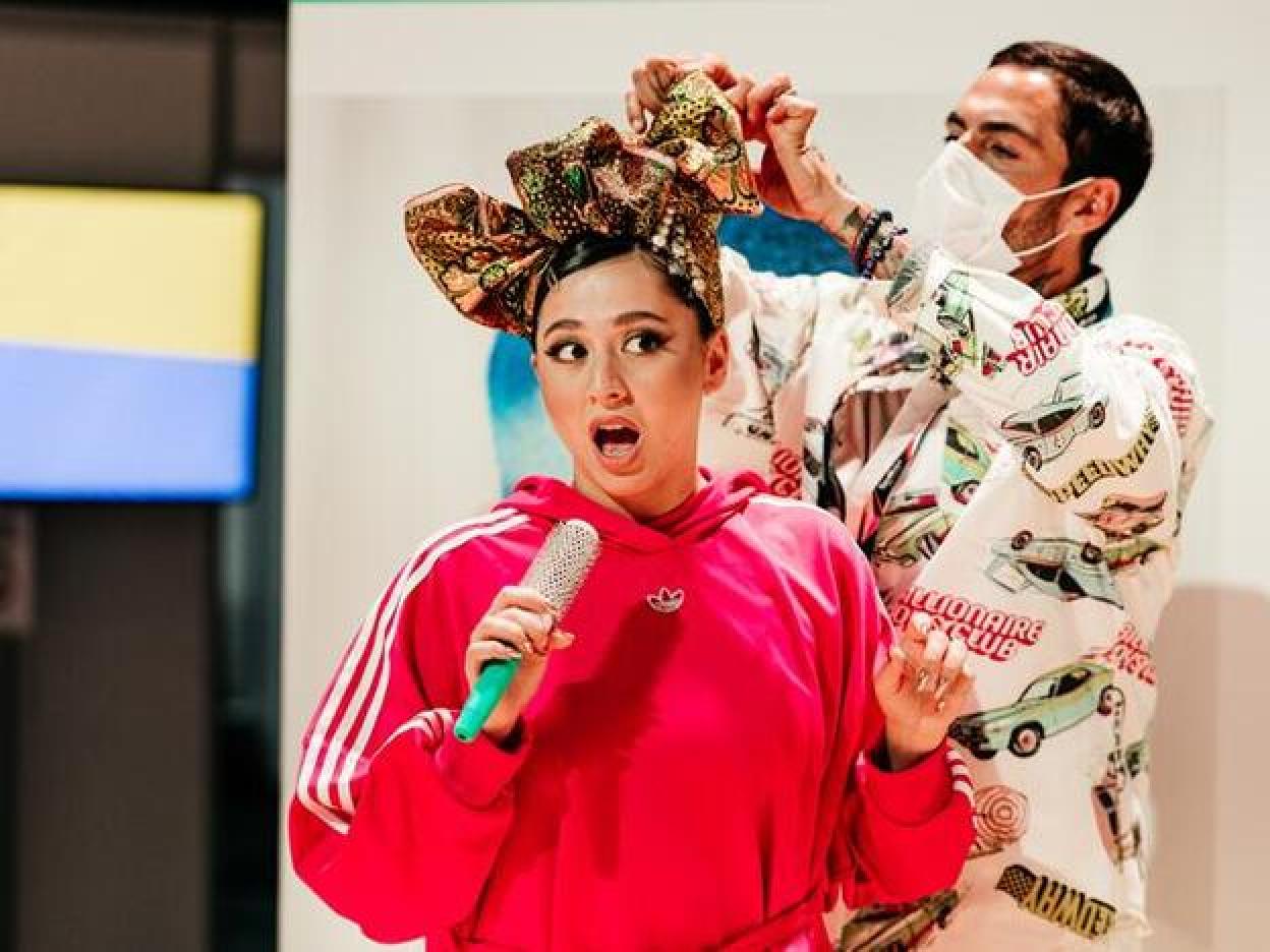 Manizha, la representante de Rusia en el backstage de Moroccanoil.