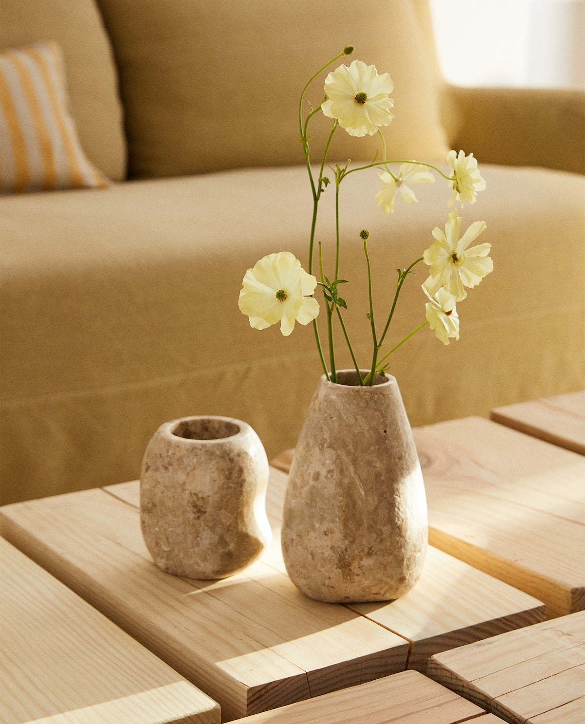 Jarrones de piedra con formas irregulares. Perfectos para colocar flores frescas, ya que pueden contener agua. (39,99 euros).