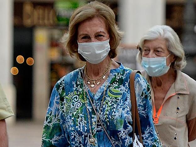 La Reina Sofía de Grecia paseando por el centro de Palma el verano pasado.