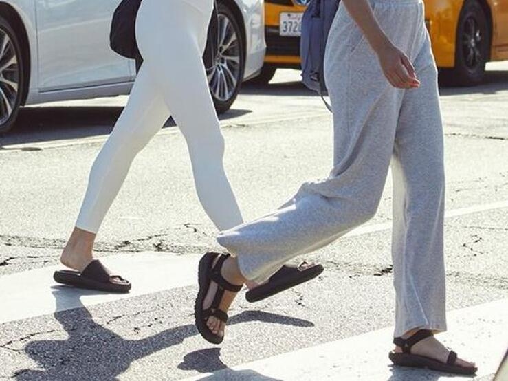 Fotos: Sandalias, deportivas o cuñas, descubre los 12 zapatos que triunfan en Oysho y que tú también querrás tener