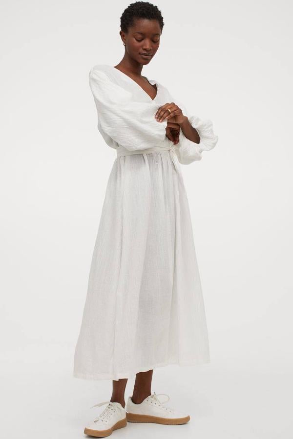 Vestido midi de manga larga con tejido de algodón arrugado, de H&M (34,99 €).