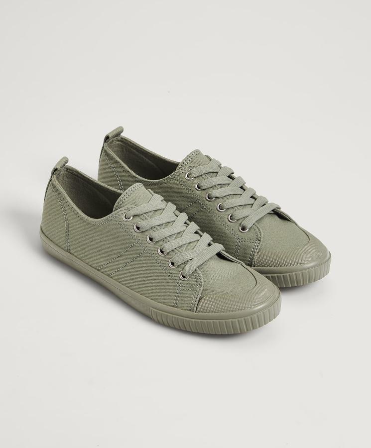 En color verde caqui, estas zapatillas deportivas con detalle de puntera y cierre mediante cordones tienen un precio de 19,99 euros.