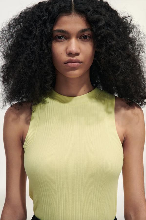 Con cuello halter y acabados en rib, esta camiseta de manga sisa confeccionada con al menos un 50% de algodón orgánico viene en cinco colores, entre ellos el amarillo pastel, rosa y arena. Cuesta 7,95 euros y está disponible entre las tallas XS y XL, aunque algunas se han agotado.