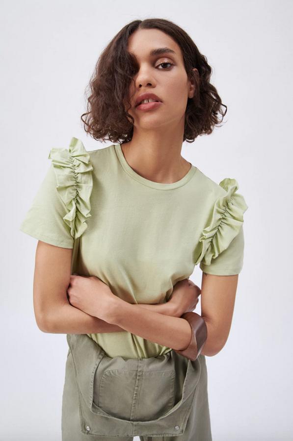 Con cuello redondo y mangas cortas con detalle de volantes combinados a tono en los hombros, esta camiseta disponible en negro, blanco, azul y verde claro cuesta 5,95 euros y está disponible en las tallas S, M y L.
