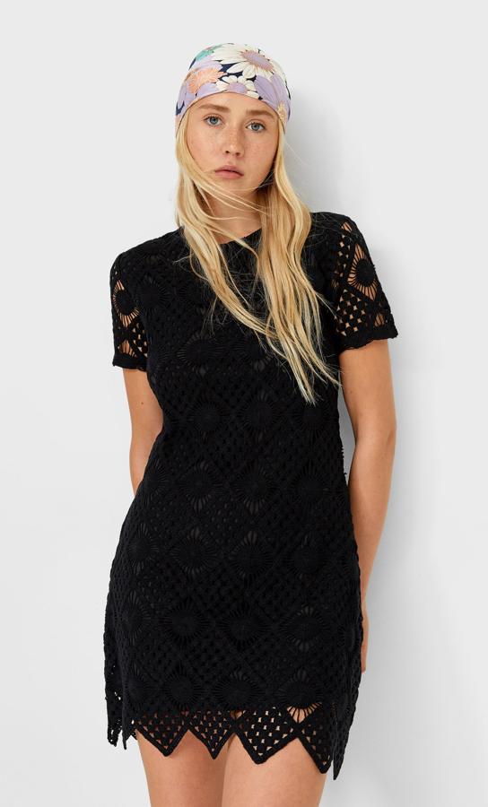 Diseño corto en negro o en color piedra para este vestido con forro interior y un precioso diseño crochet exterior. Con bajo acabado en picos, es de Stradivarius, cuesta 29,99 euros y está disponible entre las tallas XS y L.