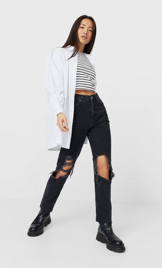 Crop top de algodón con cuello redondo y estampado de rayas marineras, de Stradivarius (9,99 €).