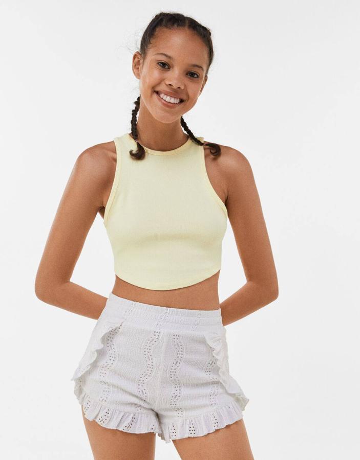 Crop top de algodón con bajo redondeado, de Bershka (5,99 €).