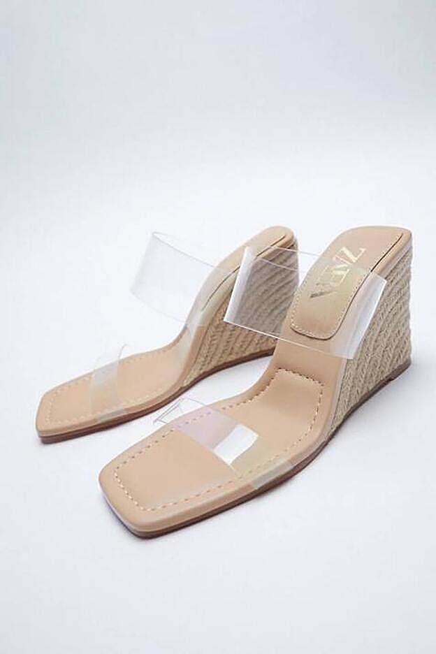 La cuña sin plataforma tiene dos tiras de vinilo