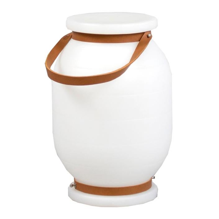 Una forma de crear diferentes puntos de luz en la terraza es a través de luces pequeñas como esta. Una lámpara de exterior que gracias a la tira de cuero se puede colgar y usar como luz de techo. Tiene un precio de 49,90 euros.