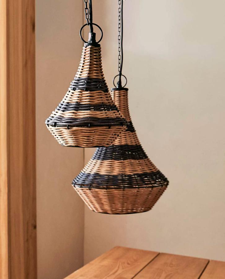 En la zona del comedor de cualquier terraza se necesita un punto de luz. Esta lámpara de Zara Home está hecha de ratán y cuesta 49,99 euros.