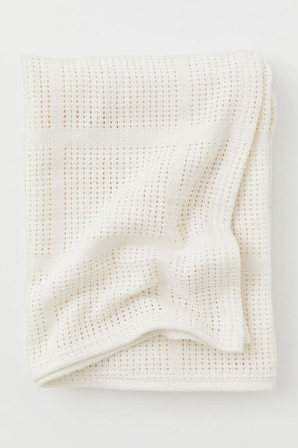 A pesar de que en verano hace calor, hay veces que por la noche bajan las temperaturas. Para estar a gusto en la terraza cuando cae el sol, añade una manta pequeña (9,99 euros) como esta, También es perfecta, debido a sus dimensiones, para los bebés,