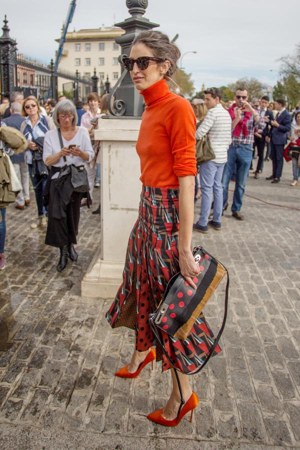 Juego de estampados y mucho color en este look de infarto con falda de Zara.