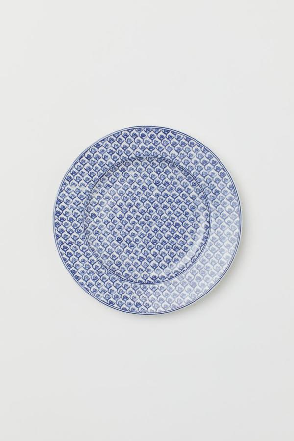 Los platos siempre son una buena opción. Este plato llano de 12 centímetros es perfecto para cualquier comida en al aire libre. Cuenta con un diseño de porcelana y cuesta 4,99 euros.
