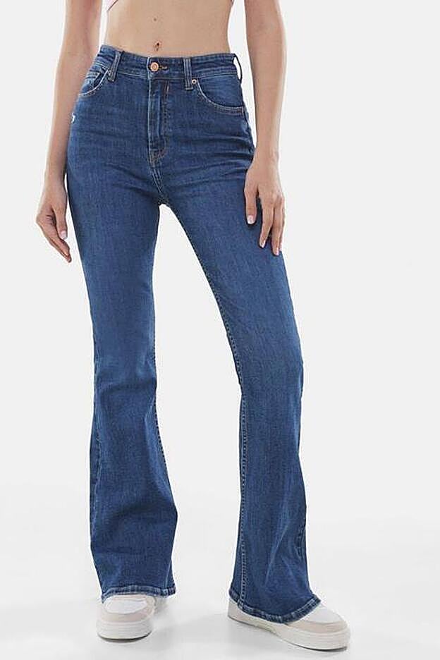 El pantalón está confeccionado con un 99% de algodón