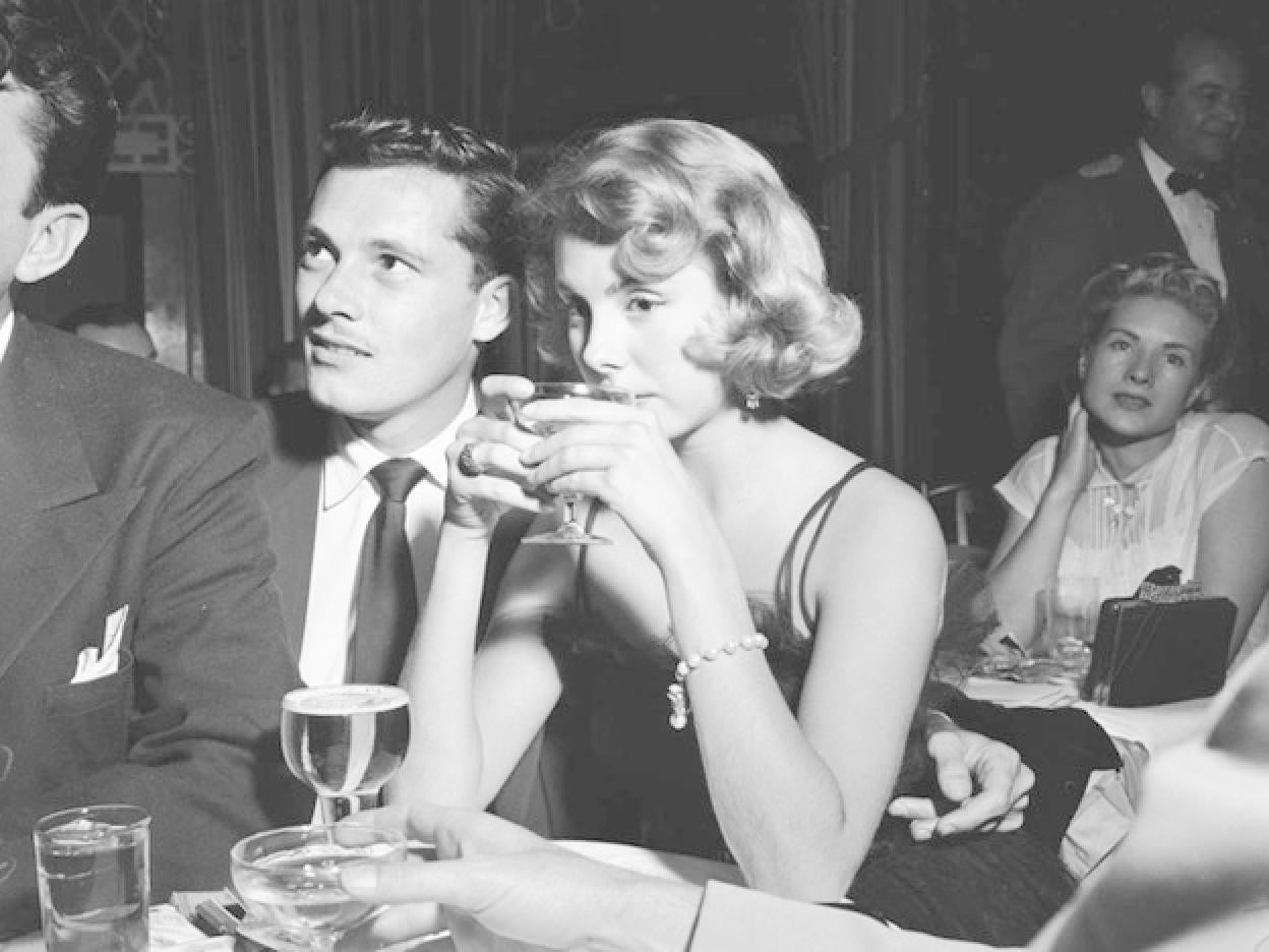 La baronesa Betsy von Furstenberg con su primer amor, el heredero del imperio hotelero Hilton Conrad Hilton, tomándose unas copas en el club Mocambo en 1951.