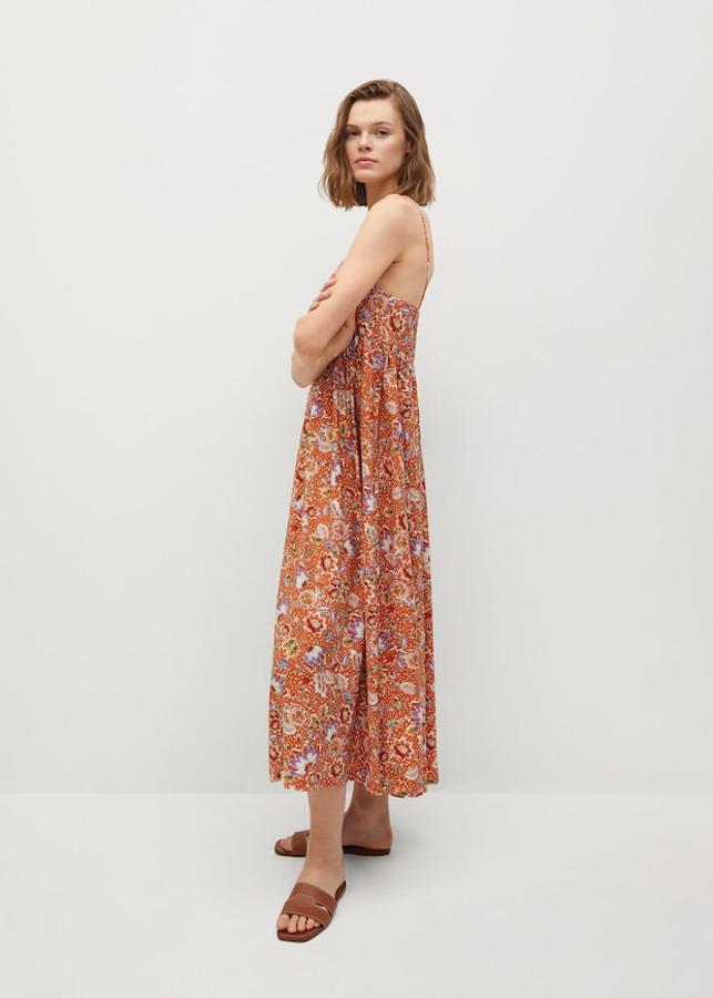 Vestido midi de tirantes finos con escote cuadrado y bordado suizo, de Mango (29,99 €).
