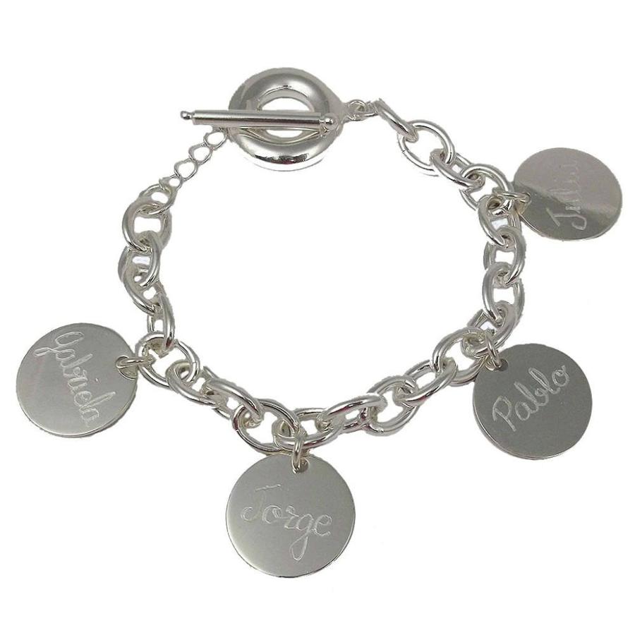 La pulsera El Recién Nacido, a la venta en El Corte Inglés, cuenta con cuatro medallas para grabar nombres. Está elaborada en plata y cuesta 66 €.