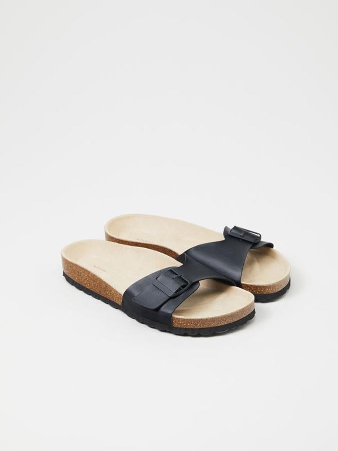 Con hebilla en el corte en color negro, esta sandalia de planta anatómica para mayor confort con piso de goma a contraste cuesta 15,99 euros y está disponible entre los números 35 y 41.